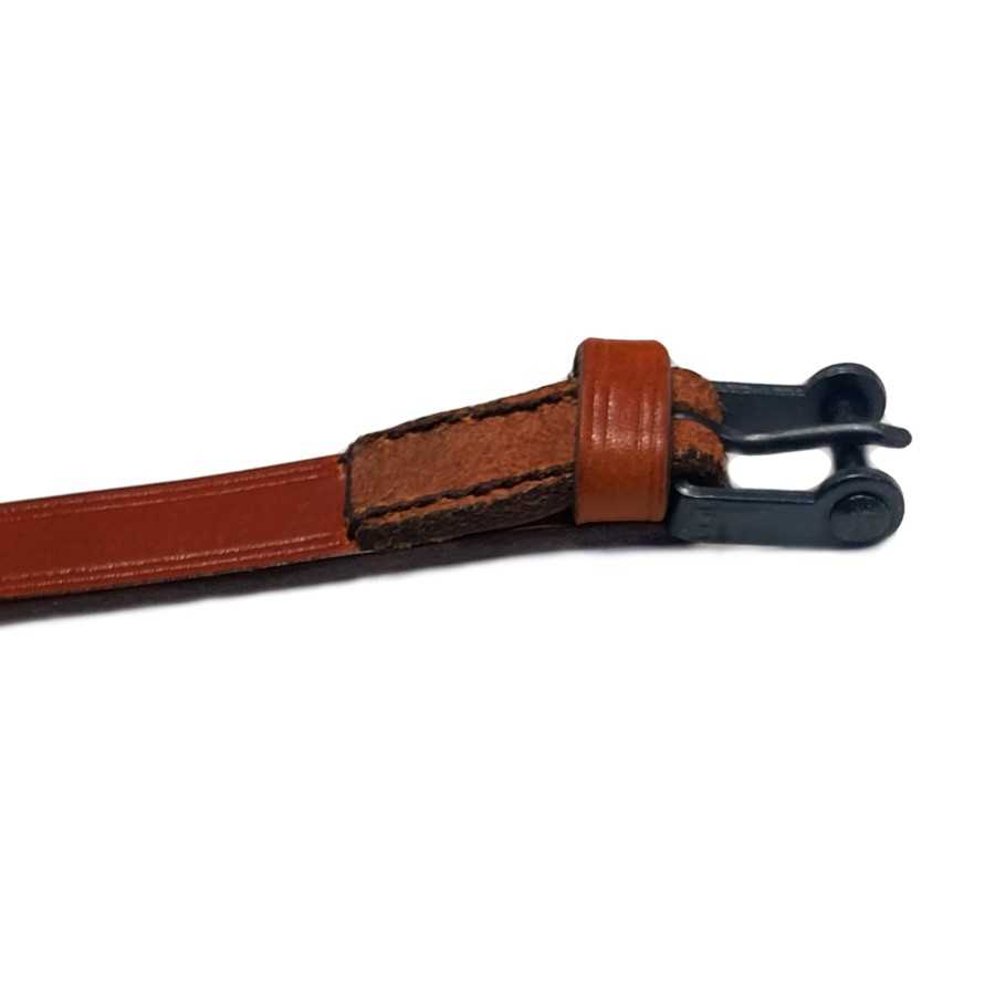 Correia ou pulseira de couro castanho com fivela metálica preta