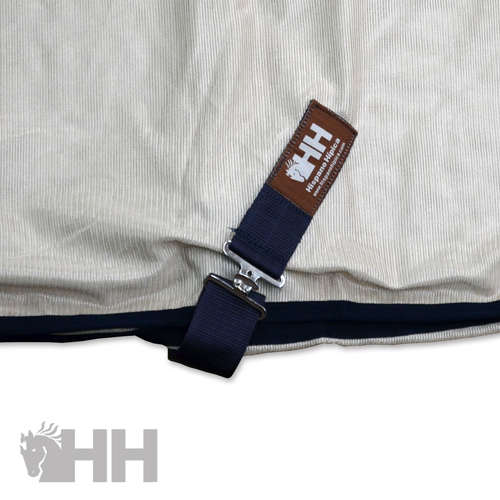 Produto bege claro com etiqueta HH e faixa azul escura com fecho metálico