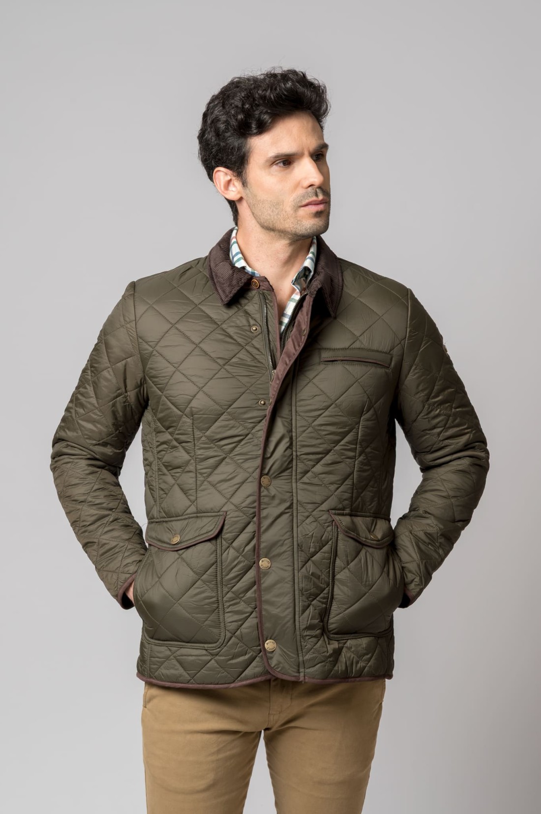 Casaco acolchoado verde-oliva com gola castanha e bolsos