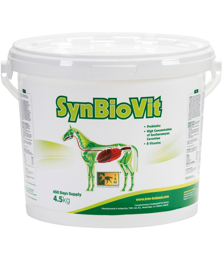 Embalagem branca de suplemento para cavalos SynBioVit com desenho de cavalo verde e texto descritivo.