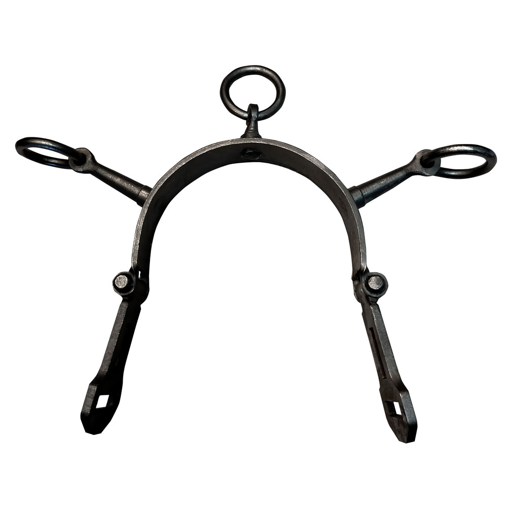 Suporte metálico preto com três argolas e formato arqueado