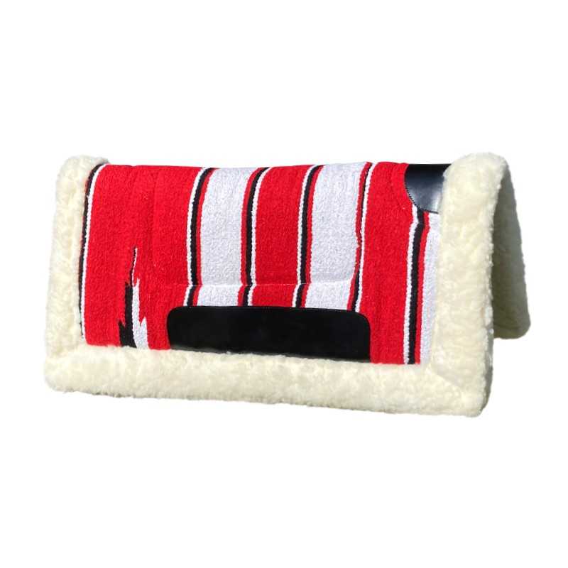 Almofada de sela vermelha com riscas brancas e pretas e bordas de pelo creme