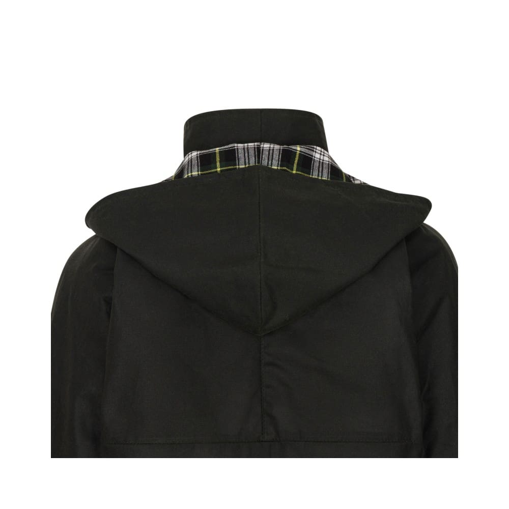 Casaco preto com capuz e colarinho xadrez visto de costas