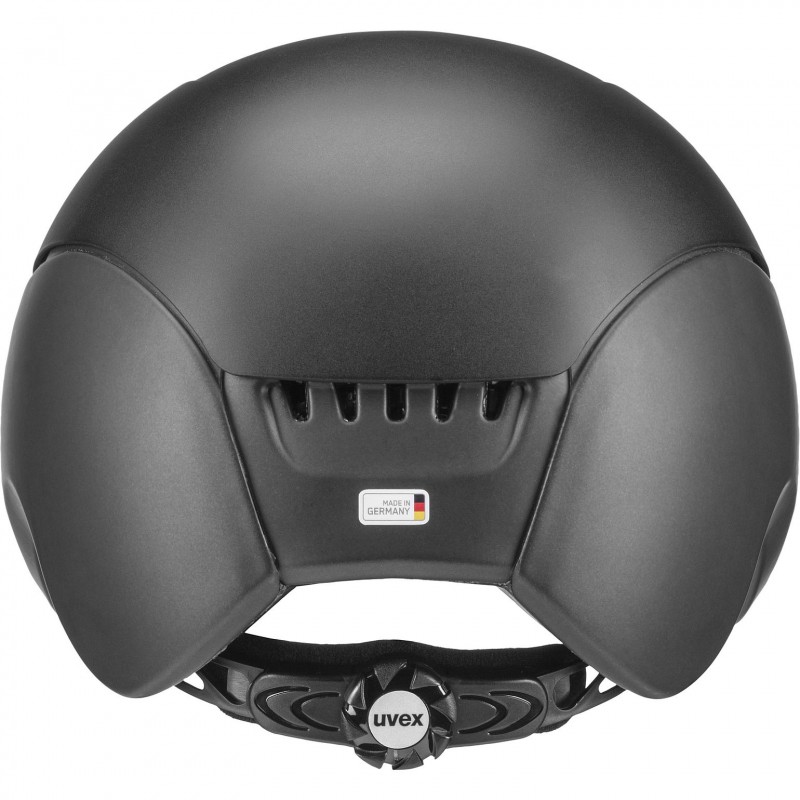 Capacete preto fosco com alça regulável e etiqueta Made in Germany