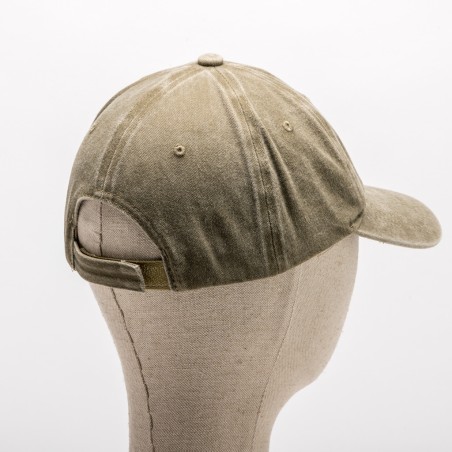 Boné bege claro em tecido com aba curva e ajuste traseiro, visto de trás num manequim de tecido.