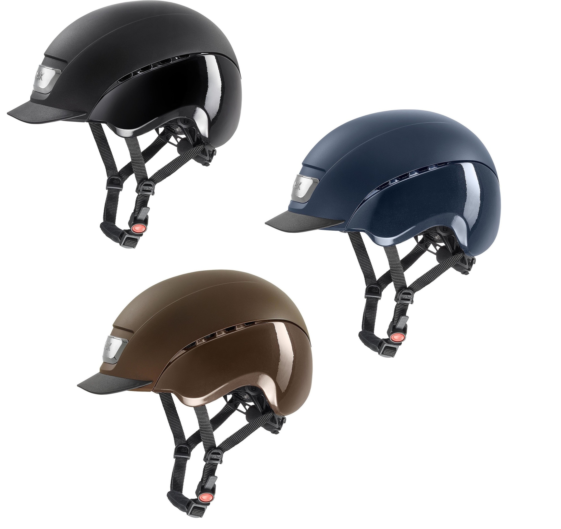 Três capacetes de equitação em plástico brilhante com viseira e tiras ajustáveis em preto, azul escuro e castanho