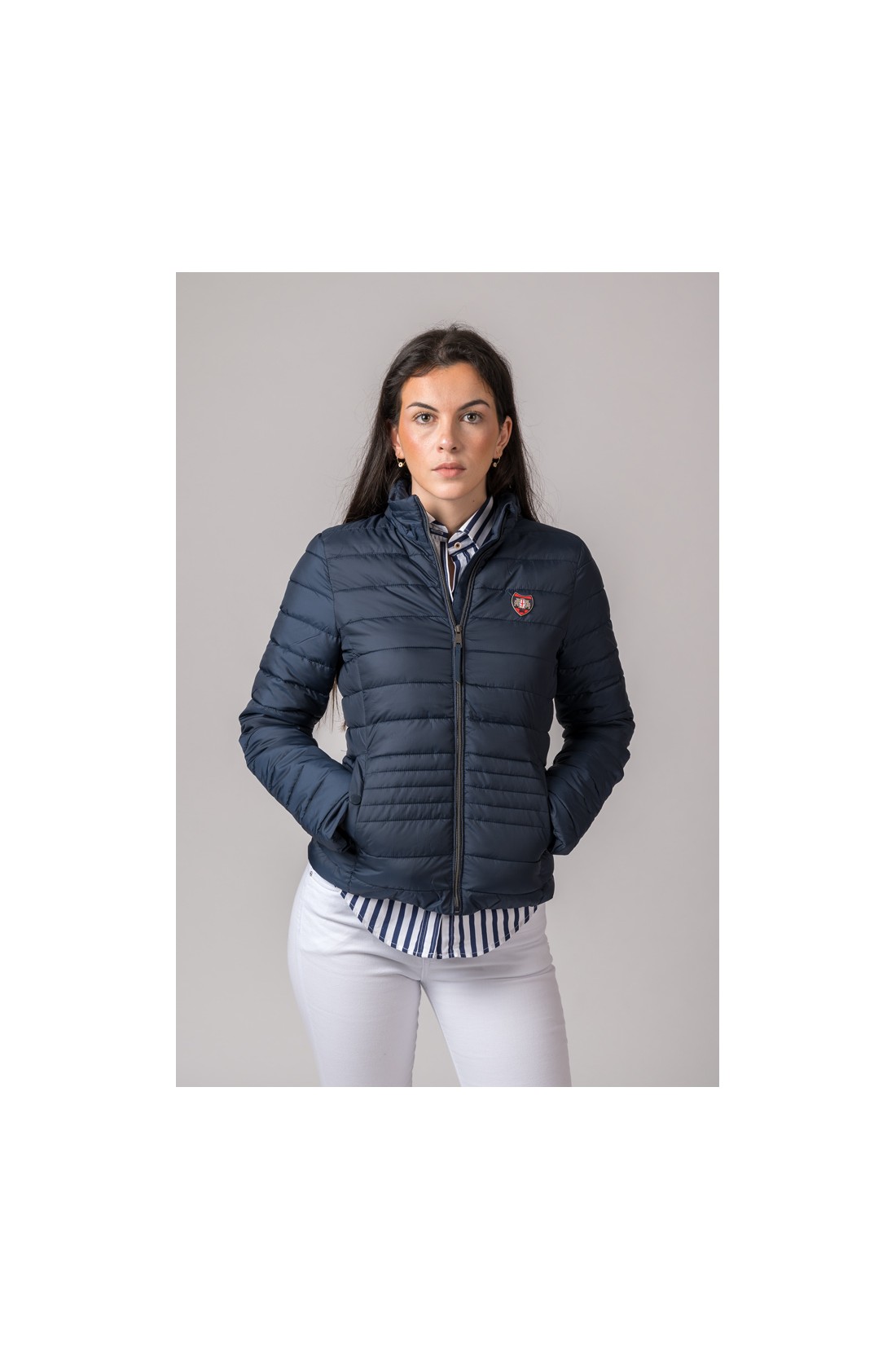 Casaco acolchoado azul escuro com fecho de correr e bolso lateral