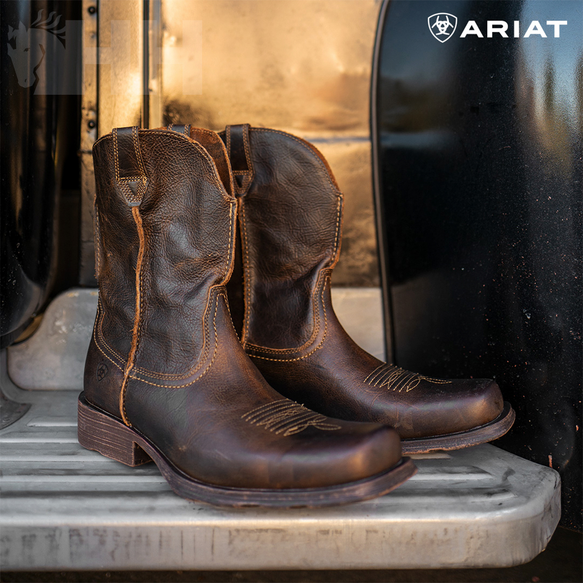 Botas de cowboy ARIAT castanhas em couro com costuras decorativas