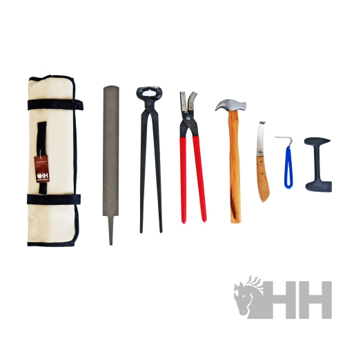 Conjunto de ferramentas para ferraria com bolsa de tecido bege e várias ferramentas de metal e madeira