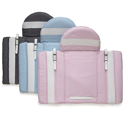 Três bolsas dobráveis acolchoadas em preto, azul claro e rosa com tiras brancas e fivelas