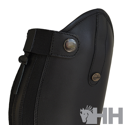 Botins pretos em pele com fecho de correr frontal e botão metálico