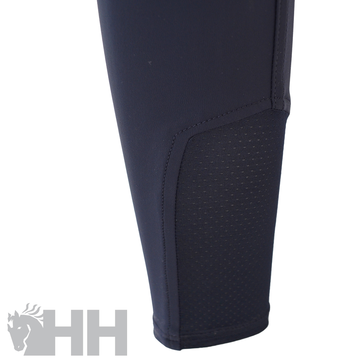 Detalhe da parte inferior de calça azul escuro com painel texturizado e logo HH cinza
