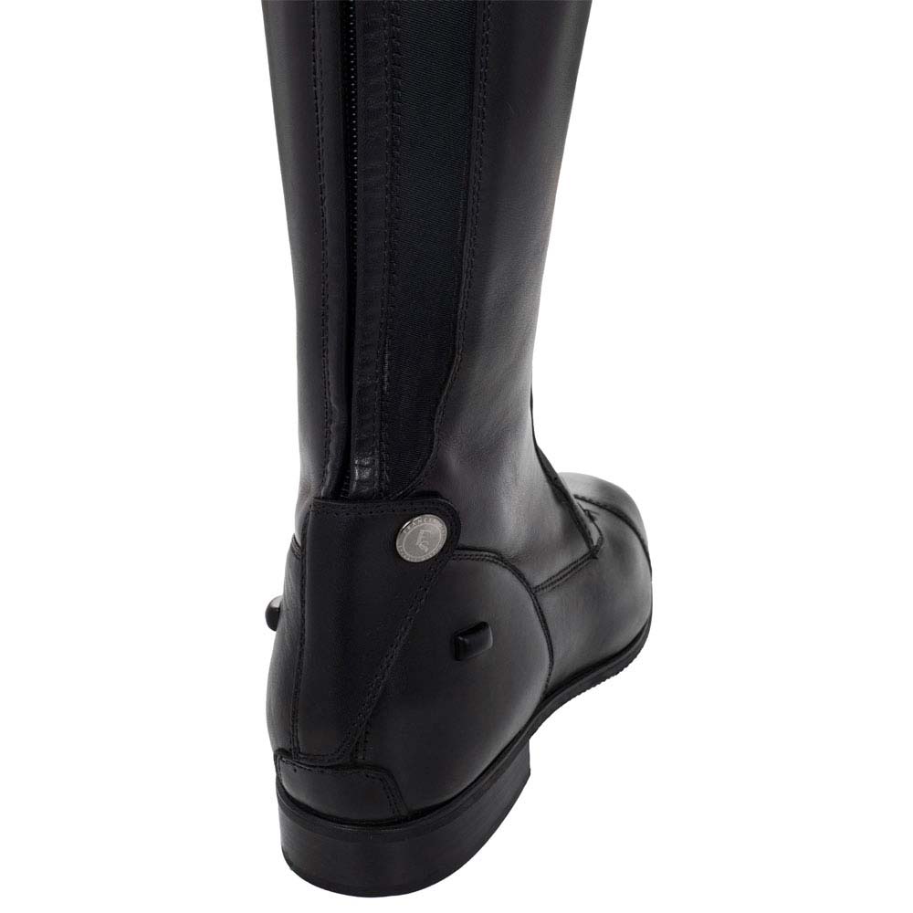 Bota preta de couro vista de trás com detalhe elástico e botão metálico.