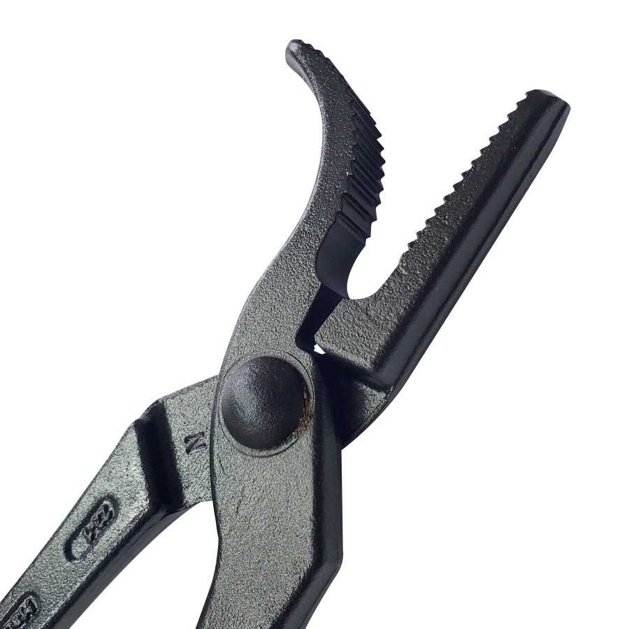 Alicate preto de metal com mandíbula serrilhada