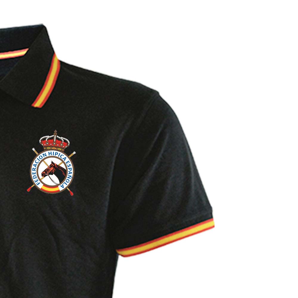 Polo preto com bordado da FEDERACION HIPICA ESPANOLA e detalhes em vermelho, amarelo e laranja na gola e manga