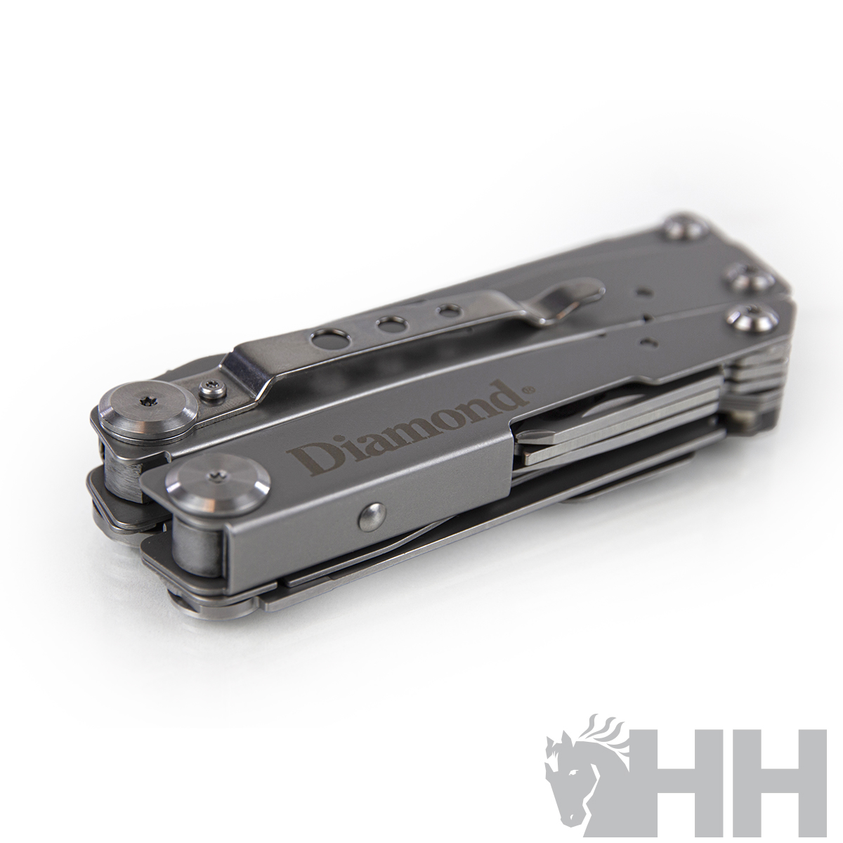 Multiferramenta metálica compacta prateada escura com o texto Diamond