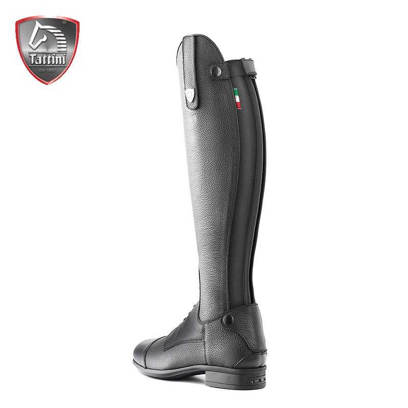 Bota alta preta de equitação com fecho atrás e logo Tattini