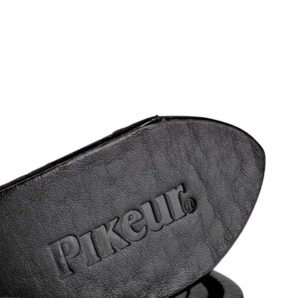 Acessório preto em couro com logo Pikeur em relevo