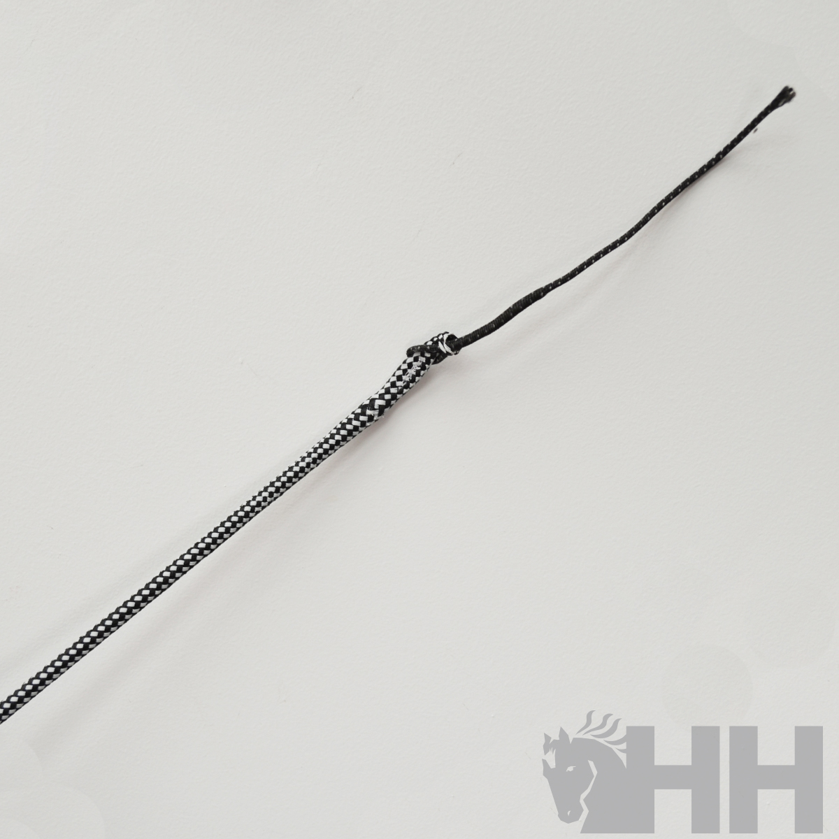 Corda preta com pontos brancos e nó, com logo HH cinza ao fundo
