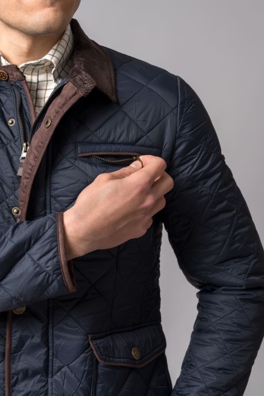 Casaco masculino acolchoado azul escuro com bolso de fecho e gola em veludo castanho