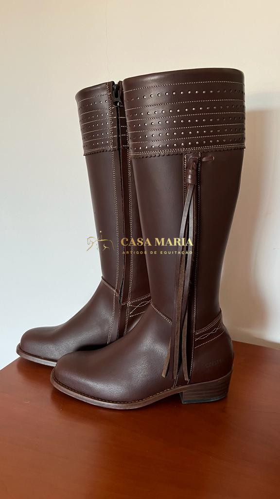 Botas femininas castanhas em couro com fecho lateral e tassel decorativo