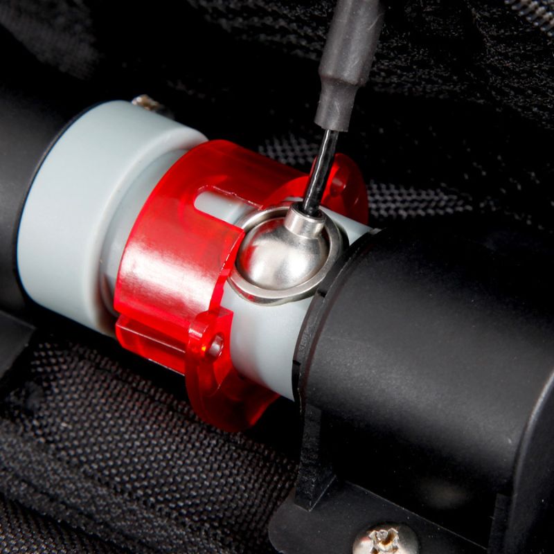 Dispositivo com componente vermelho, cinza e preto sendo apertado com chave de fendas