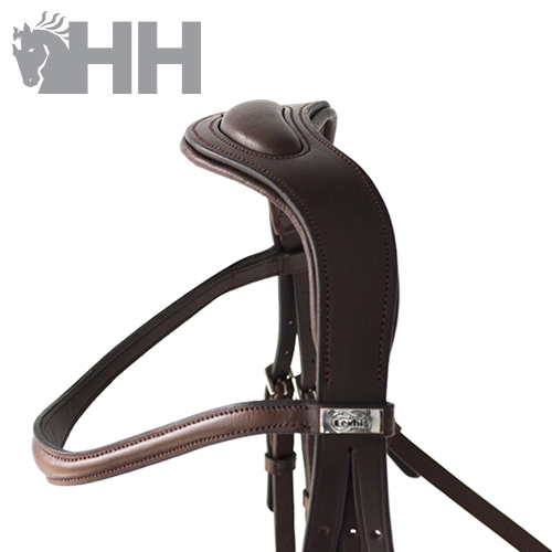 Cabresto de cavalo castanho em couro com acolchoamento e detalhes metálicos