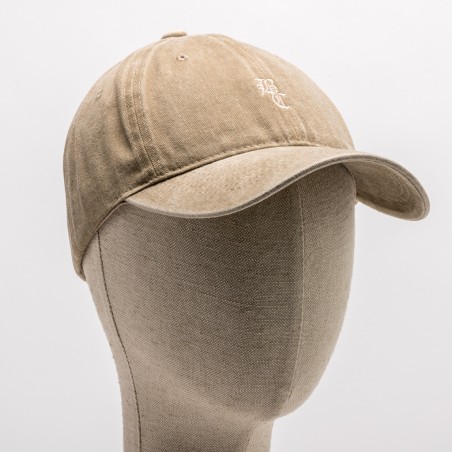 Boné castanho claro com bordado branco BC em manequim de tecido