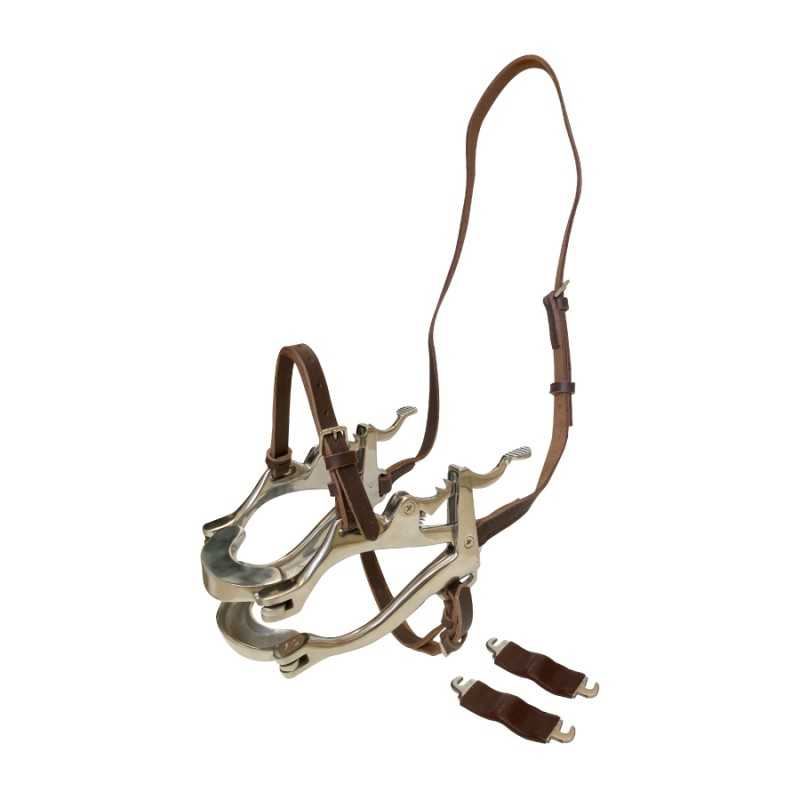 Utensílio de equitação com metal prateado e tiras de couro castanho