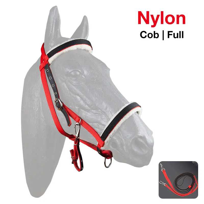 Cabresto vermelho de nylon com detalhes pretos e brancos em cabeça de cavalo cinza