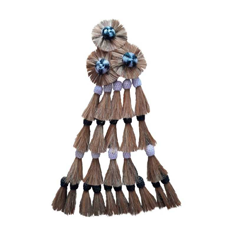 Pendente decorativo feito de fibras naturais com flores azuis e franjas