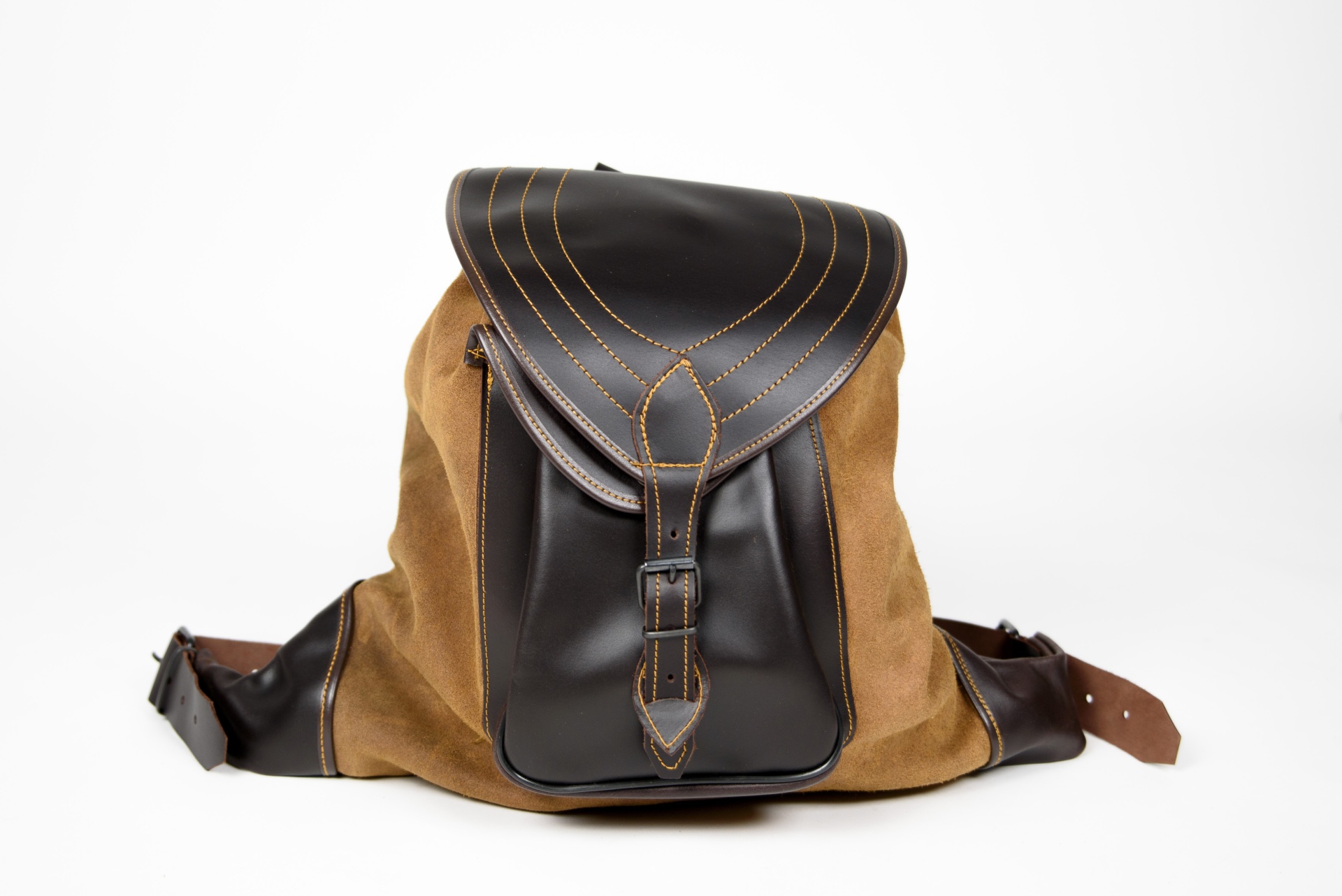 Mochila castanha em camurça e pele com fecho de fivela