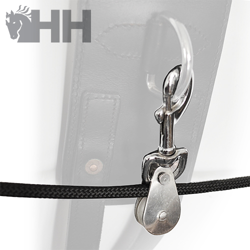 Mosquetão prateado com bloco polia e corda preta