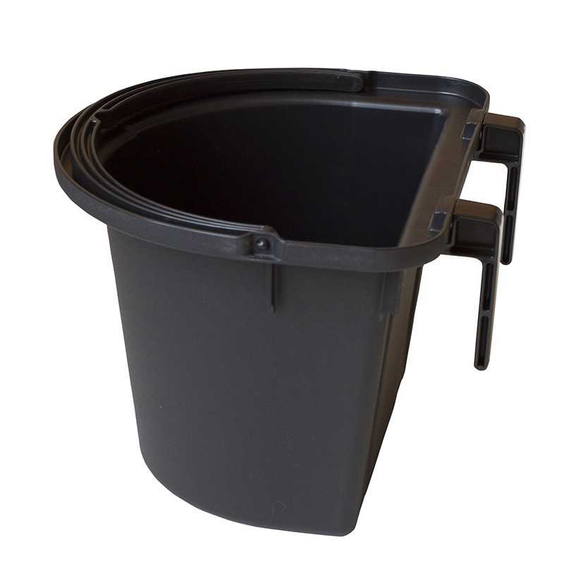Recipiente triangular preto com pegas laterais