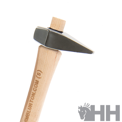 Martelo com cabo de madeira e cabeça metálica preta com pino de madeira