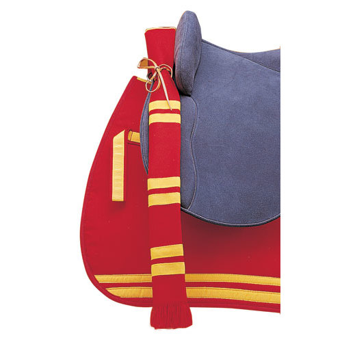 Manta de sela vermelha com linhas amarelas, alforge azul e fita trançada vermelha e amarela