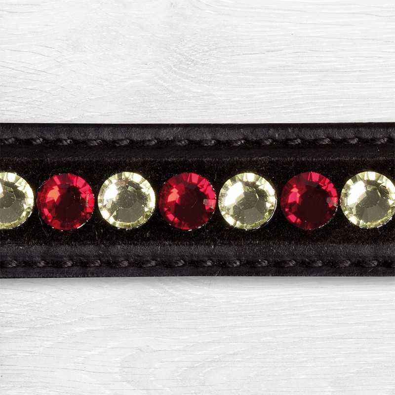 Correia preta em couro com pedras vermelhas e incolores cravadas
