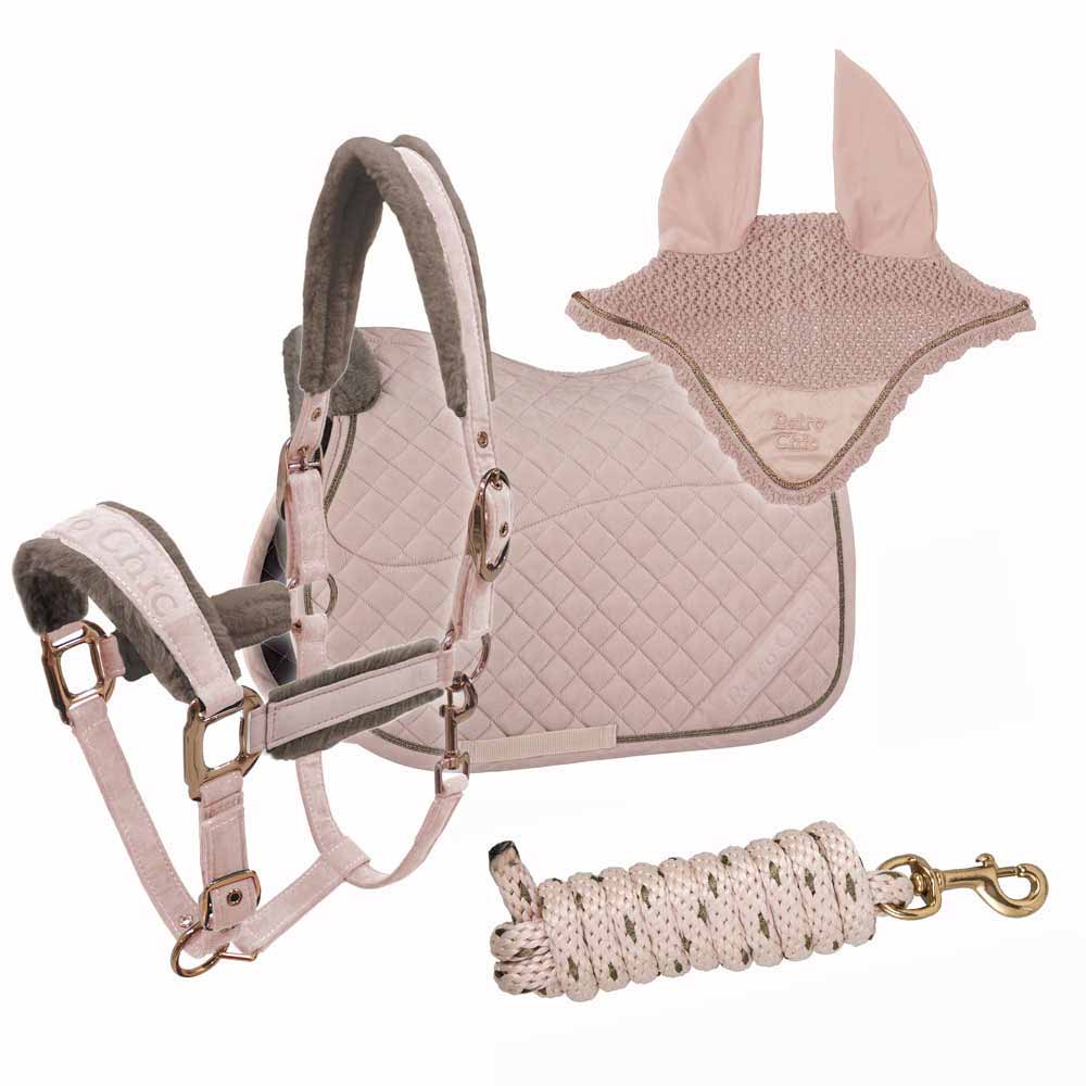Conjunto de equipamento para cavalo rosa claro incluindo cabresto, manta, capuz com orelhas e corda.