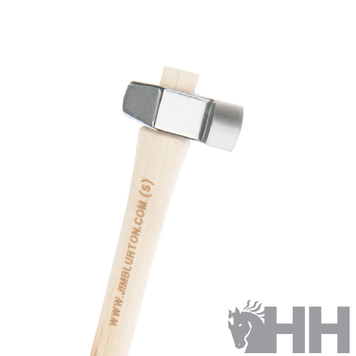 Martelo com cabeça metálica e cabo de madeira clara com inscrição em castanho