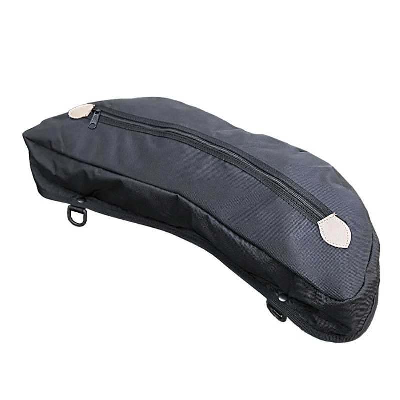 Bolsa preta em tecido com fecho e formato curvo