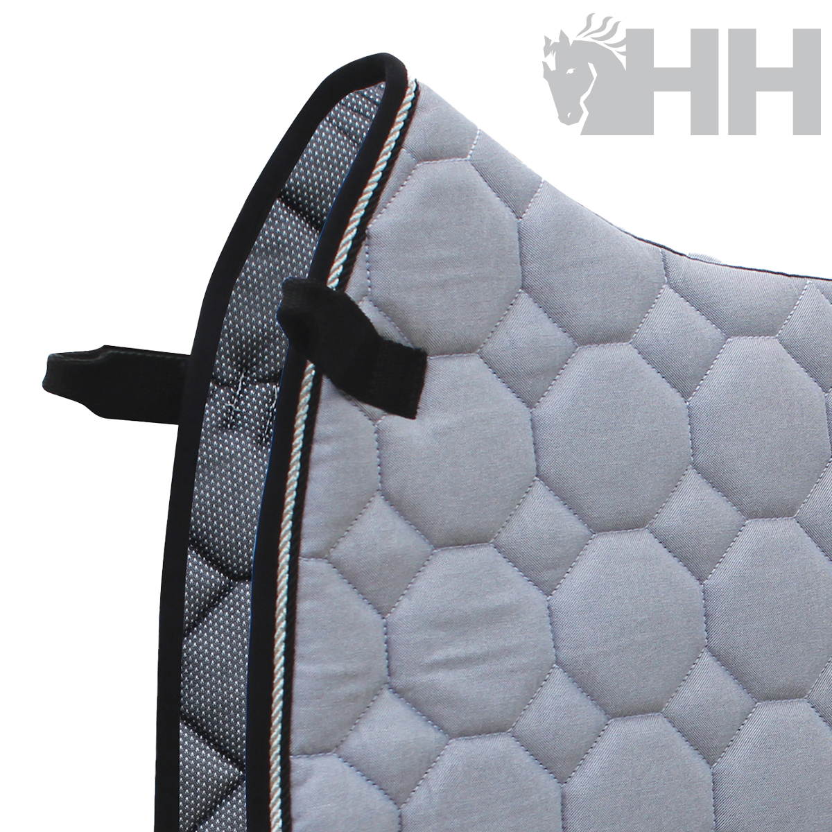 Manta cinza para cavalo com padrão em colmeia e borda preta com faixa decorativa tricolor