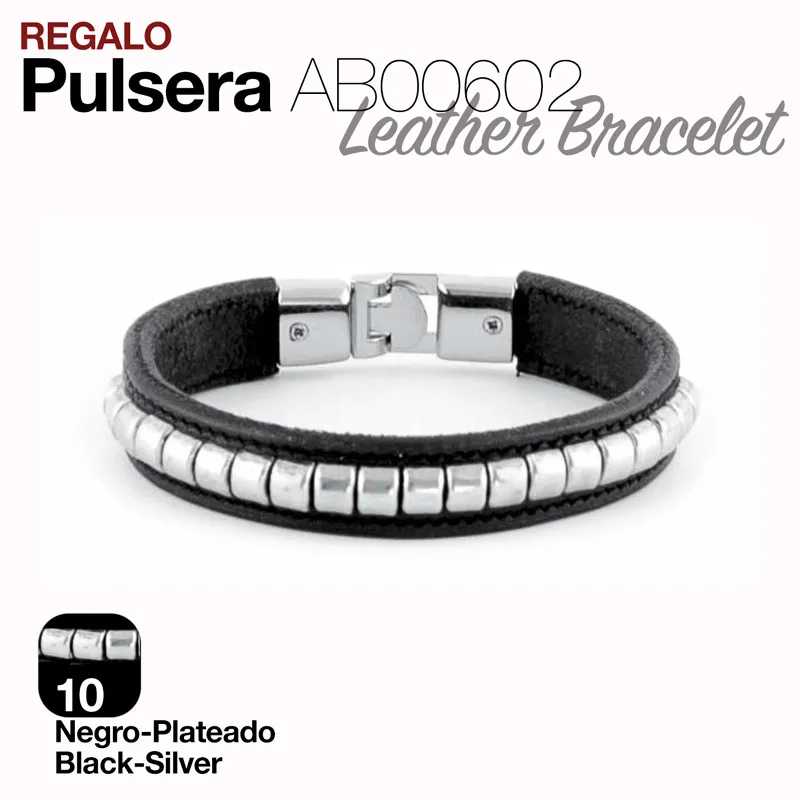 Pulseira de couro preta com detalhes prateados e fecho metálico prateado em fundo branco