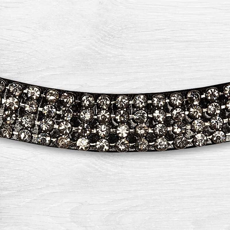 Tira preta com fileiras de strass brilhantes sobre fundo branco