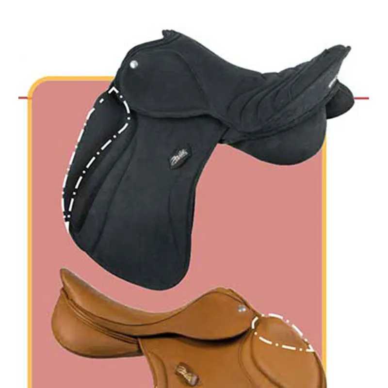 Duas selas de cavalo, preta e castanha, com textura lisa, exibidas em fundo rosa