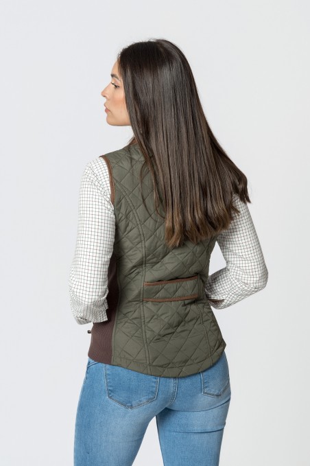 Colete acolchoado verde oliva feminino visto pelas costas