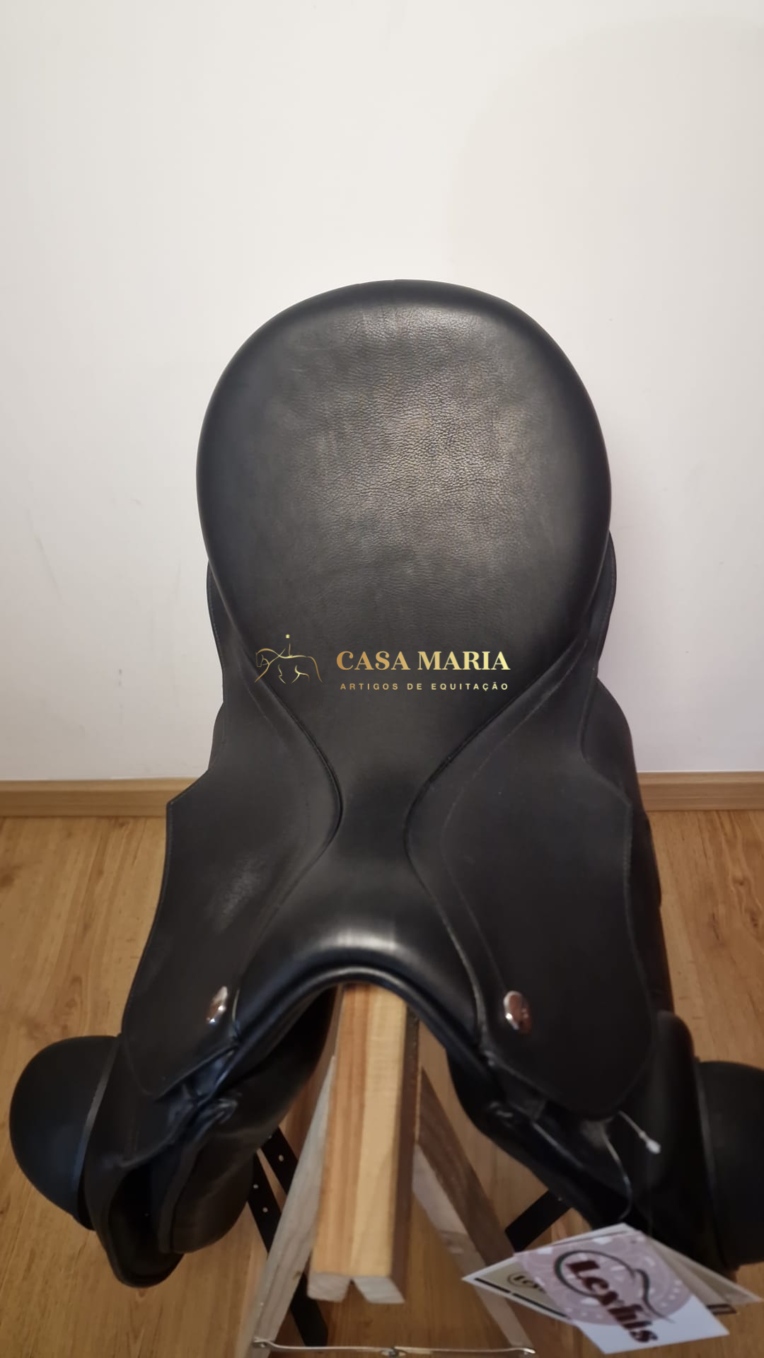 Selim de equitação preto em couro com etiqueta da marca