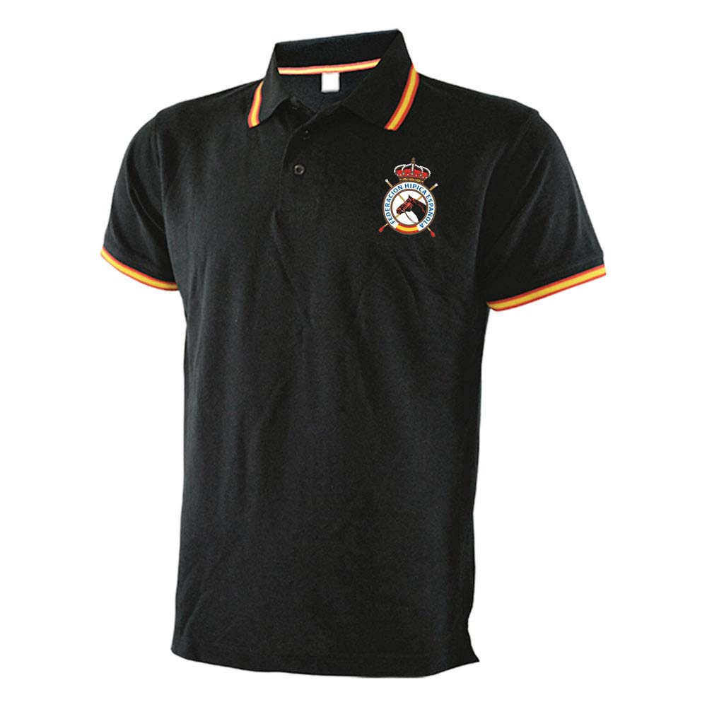 Polo preto com gola e mangas com riscas nas cores da bandeira espanhola e logo bordado.