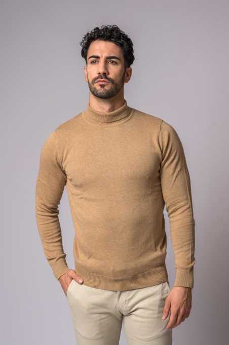 Homem a usar camisola bege de manga comprida com gola alta