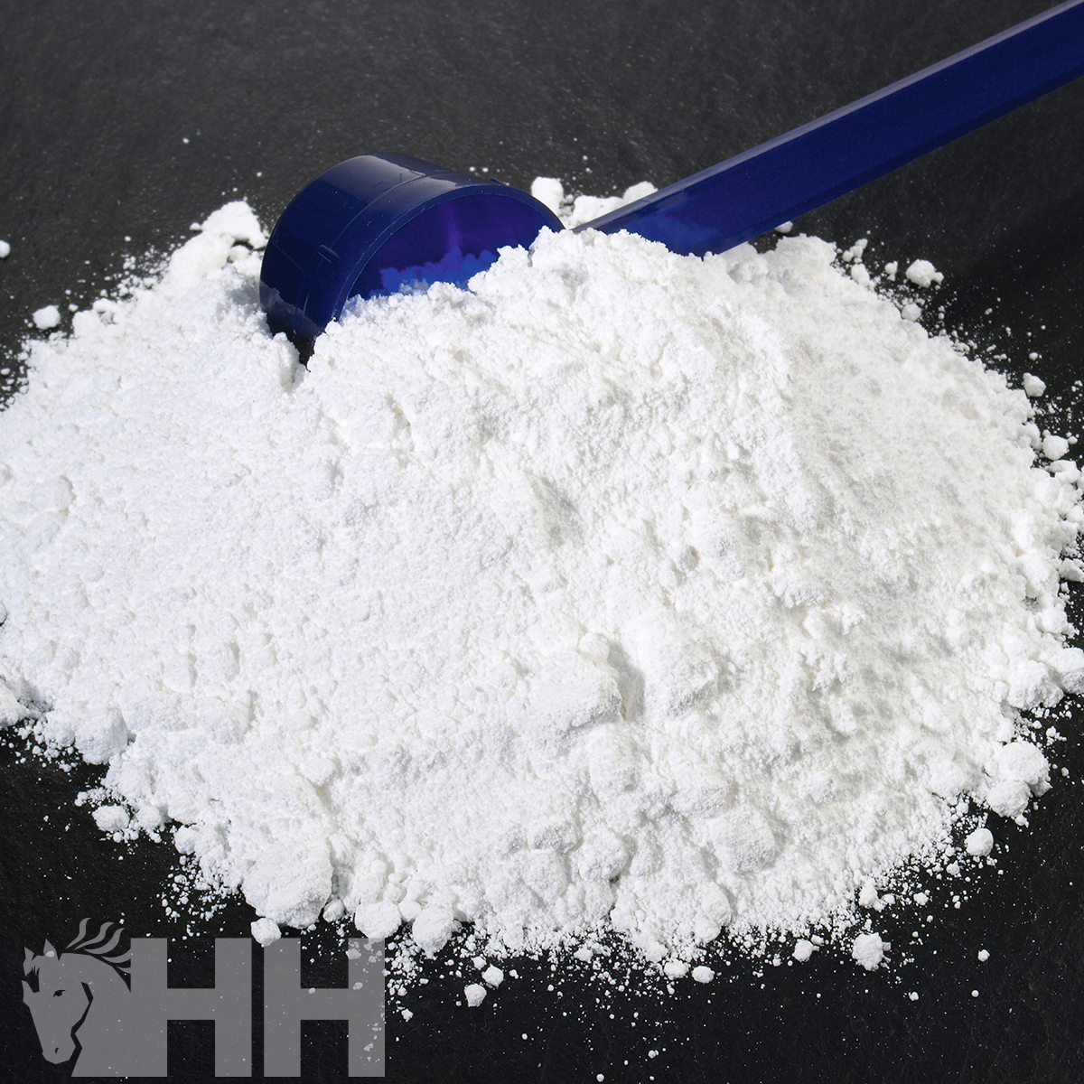 Pó branco com colher medidora azul sobre superfície preta e logotipo HH