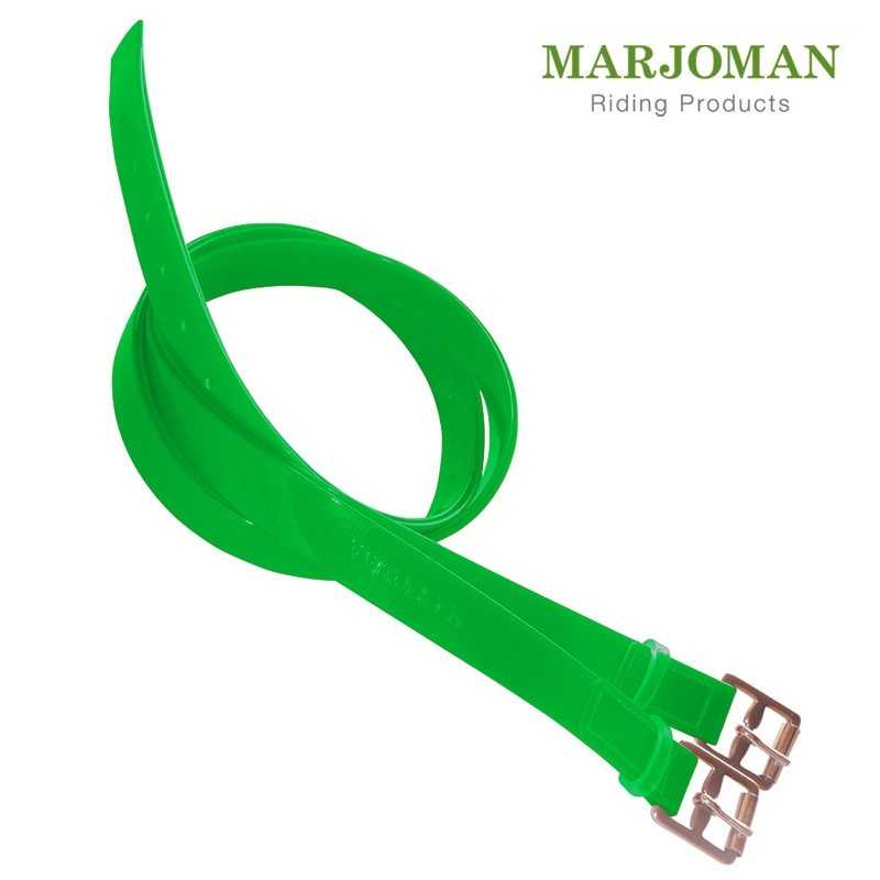 Correias verdes com fivelas metálicas sobre fundo branco